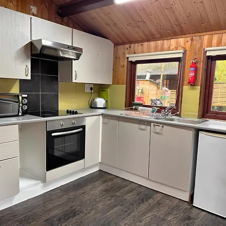 Snowdrop 14 Hot Tub-Woodlandlodges-Tenby-Pendine Carmarthen Exterior photo