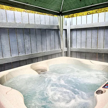 Snowdrop 14 Hot Tub-Woodlandlodges-Tenby-Pendine Carmarthen Exterior photo