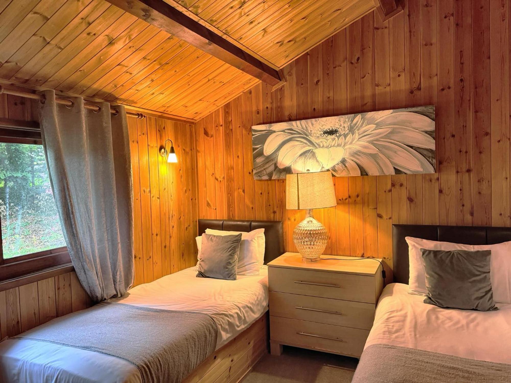 Snowdrop 14 Hot Tub-woodlandlodges-tenby-pendine Chalet *