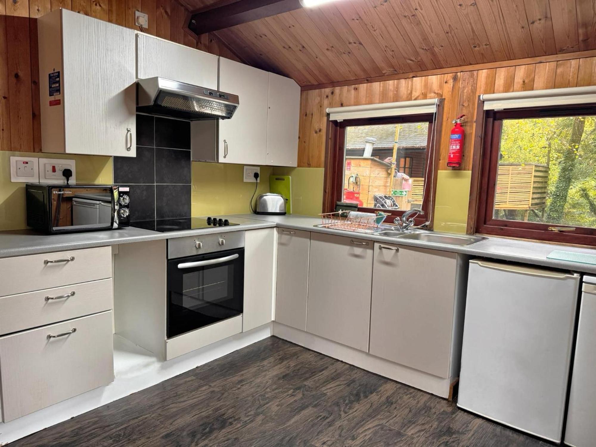 Chalet Snowdrop 14 Hot Tub-woodlandlodges-tenby-pendine *
