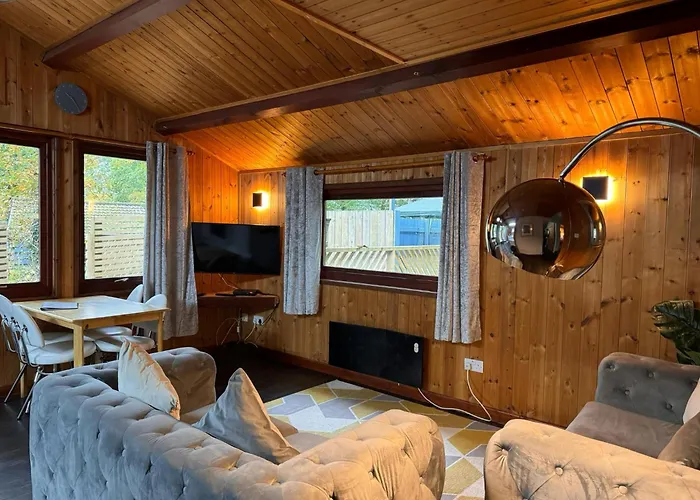 Snowdrop 14 Hot Tub-Woodlandlodges-Tenby-Pendine