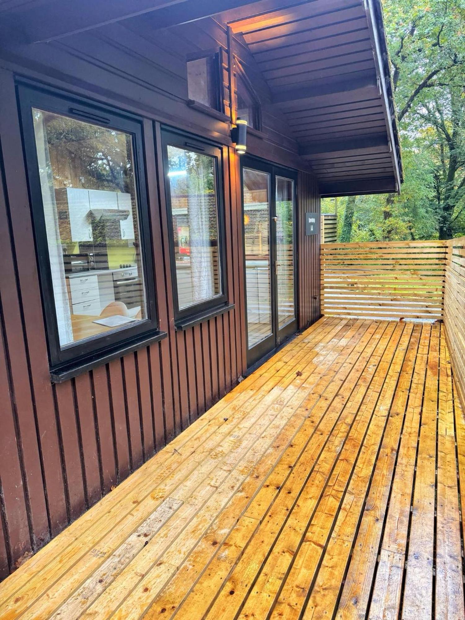 Snowdrop 14 Hot Tub-woodlandlodges-tenby-pendine *