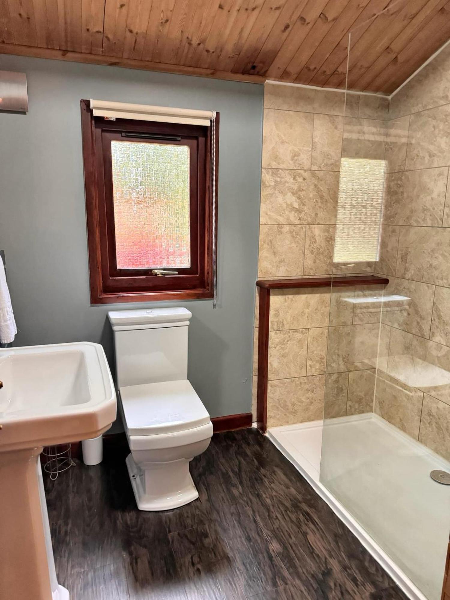 Snowdrop 14 Hot Tub-woodlandlodges-tenby-pendine Chalet *