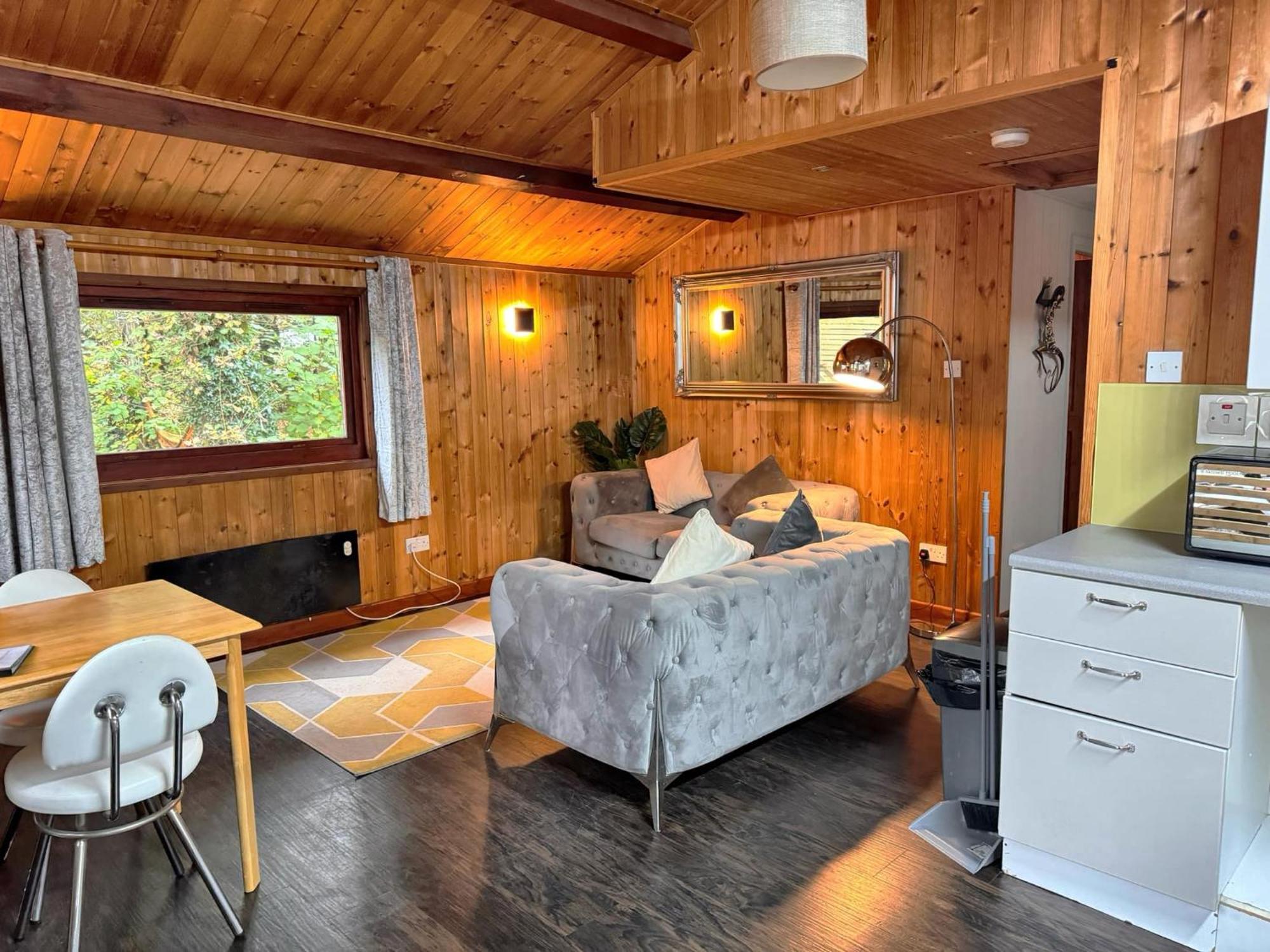 Snowdrop 14 Hot Tub-woodlandlodges-tenby-pendine Carmarthen