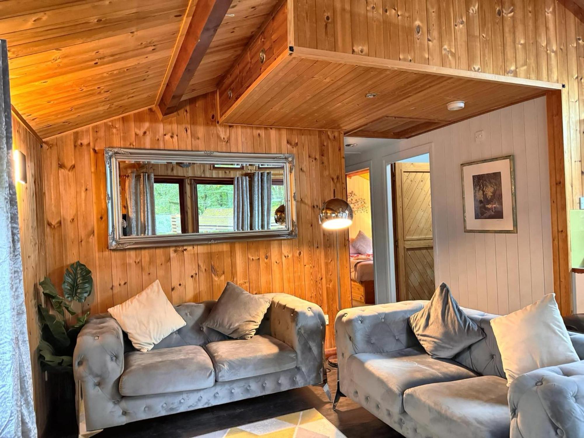Snowdrop 14 Hot Tub-woodlandlodges-tenby-pendine * Carmarthen