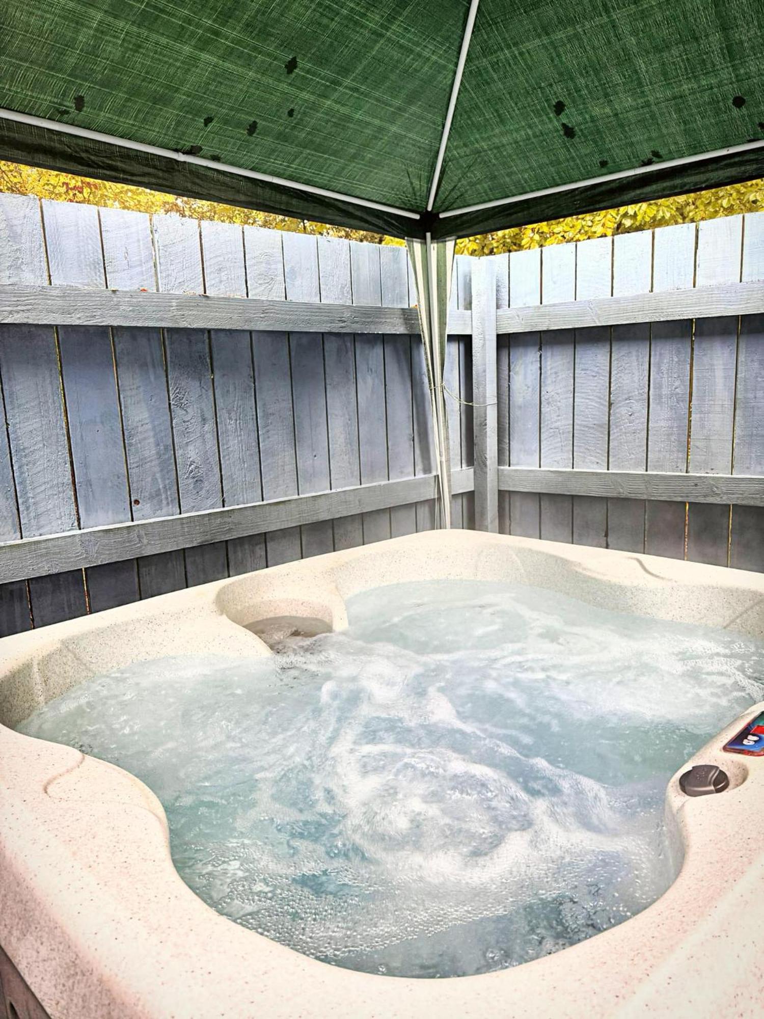 Snowdrop 14 Hot Tub-woodlandlodges-tenby-pendine